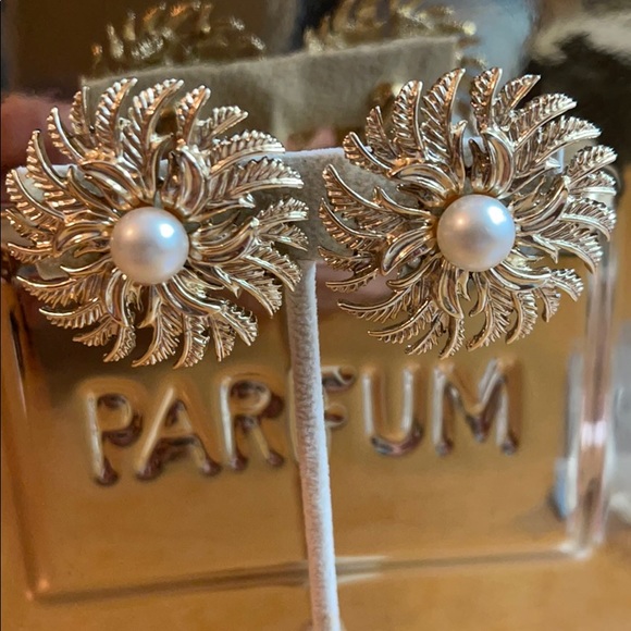 Cathe Jewelry - Vintage Cathe Faux Pearl Flower Clip on Earrings